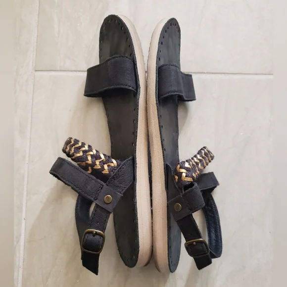 GUC Ugg Elin Sandals - Picture 8 of 10